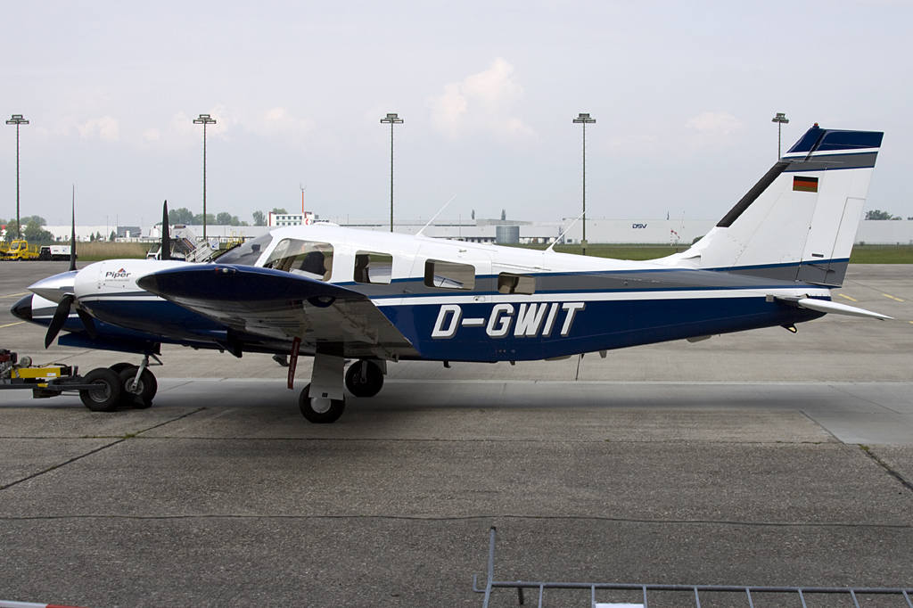 Private, D-GWIT, Piper, PA34-220T Seneca V, 16.05.2010, LHA, Lahr, Germany


