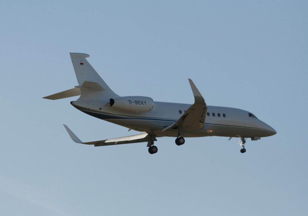 Private Dassault Falcon 2000LX D-BEKY kurz vor der Landung in Berlin-Tegel am 09.03.2012