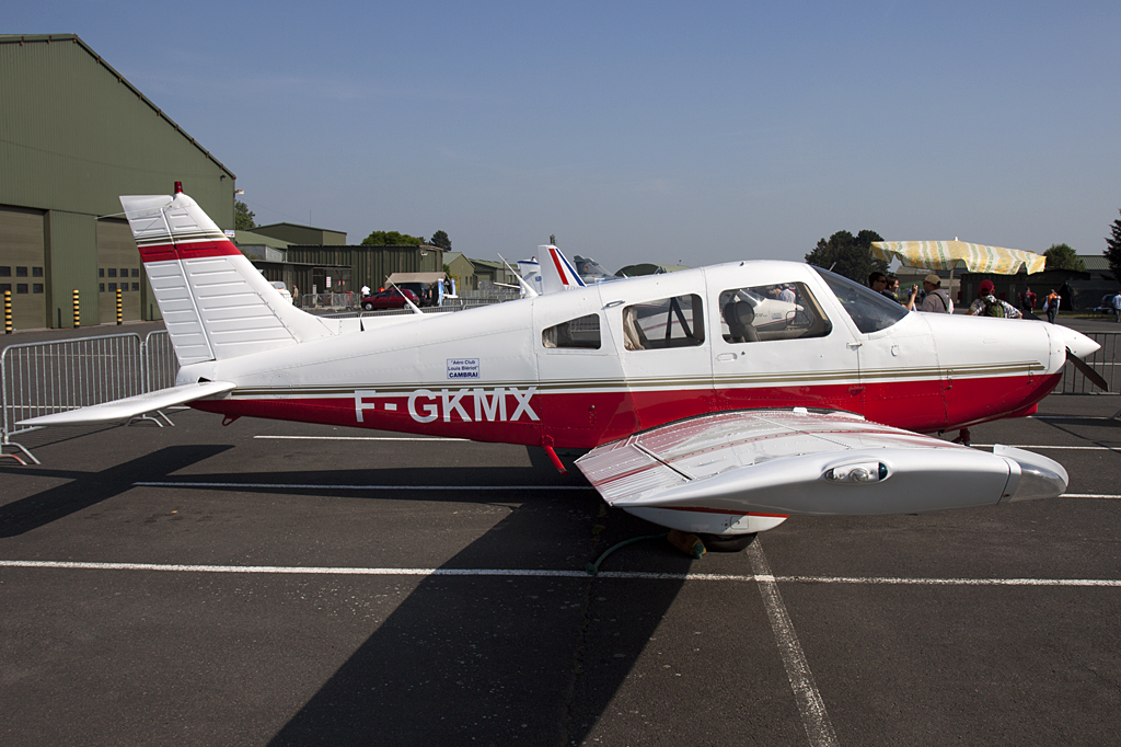 Private, F-GKMX, Piper, PA-28-161 Warrior II, 26.06.2010, LFQI, Cambrai-Epinoy, France


