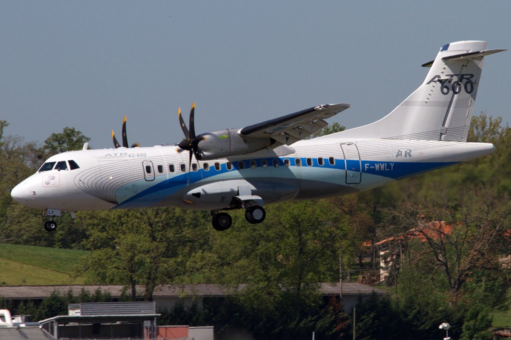 Private, F-WWLY, ATR, 42-600, 09.05.2012, TLS, Toulouse, France 




