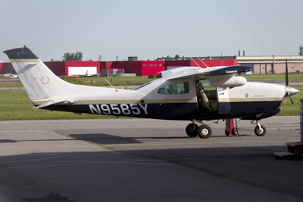 Private, N9585Y, Cessna, 210N Centution III, 31.08.2011, YHU, Montreal-St.Hubert, Canada 





