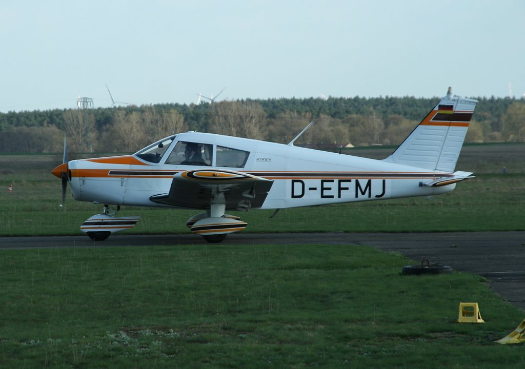 Private Piper PA 28-140 Cherokee C D-EFMJ am 16.04.2010 auf dem Flugplatz Strausberg