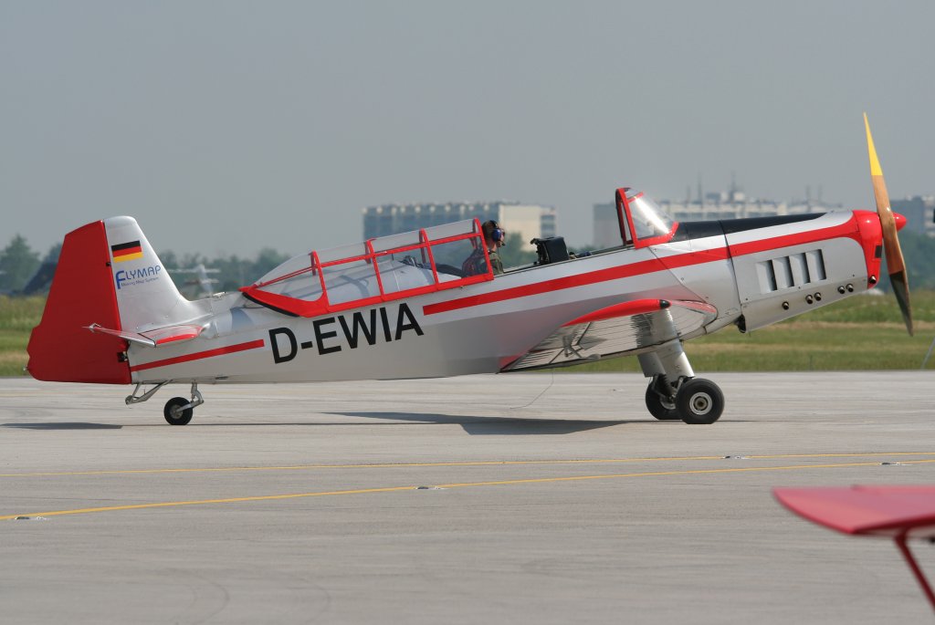 Private Zlin-226 T D-EWIA bei der Ankunft auf der ILA in berlin-Schnefeld am 10.06.2010