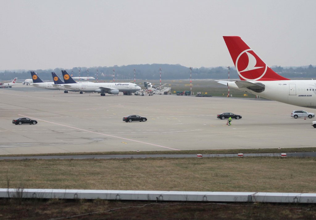 Prominenz wird von der Turkish Airlines Maschine abgeholt (anlsslich des Fuballspiels  Schalke 04 ~ Galatasaray Istanbul ), TC-JNN  Selcuklu , Airbus, A 330-300, 11.03.2013, DUS-EDDL, Dsseldorf, Germany 