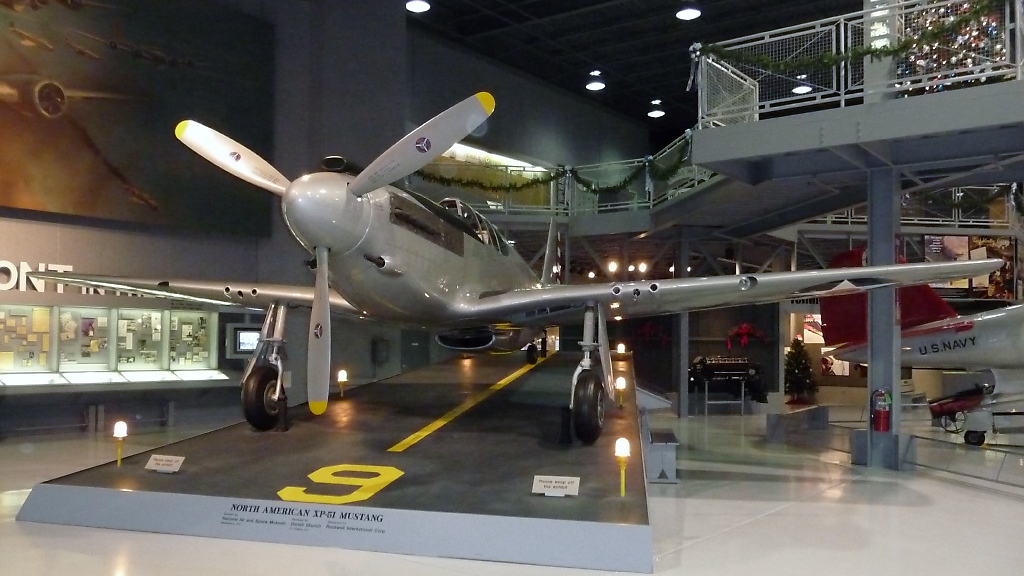 Prototyp der North American XP-51, NX51NA, im EAA Museum Oshkosh, WI (3.12.10). Die erste Mustang wurde 1940 in nur 117 Tagen fr Grobritannien entwickelt. Dies ist der vierte und letzte Prototyp, und das erste an die US-Army Air Force bergebene Flugzeug. Die Royal Air Force setzte die P-51A ab dem Frhjahr 1942 ein, die US-Army Air Force die P51-B ab 1943.