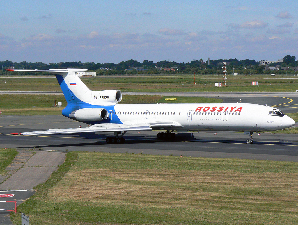 Pulkovo / Rossiya Tu-154M RA-85835 auf dem Taxiway zur 23L in DUS / EDDL / Düsseldorf am 22.07.2007