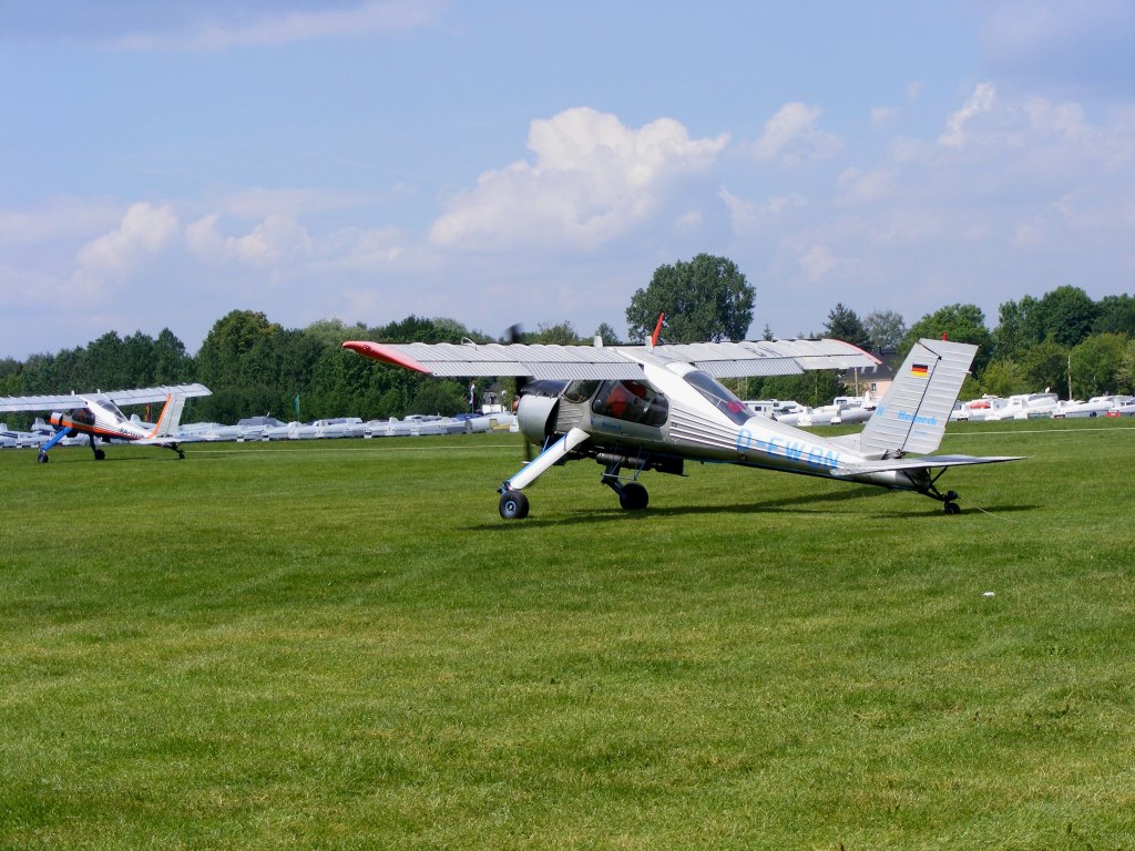 PZL 104 Wilga 35 D-EWBN beim Schleppeinsatz auf dem Flugplatz Zwickau (EDBI) bei den DM im Segelflug am 28.5.2011