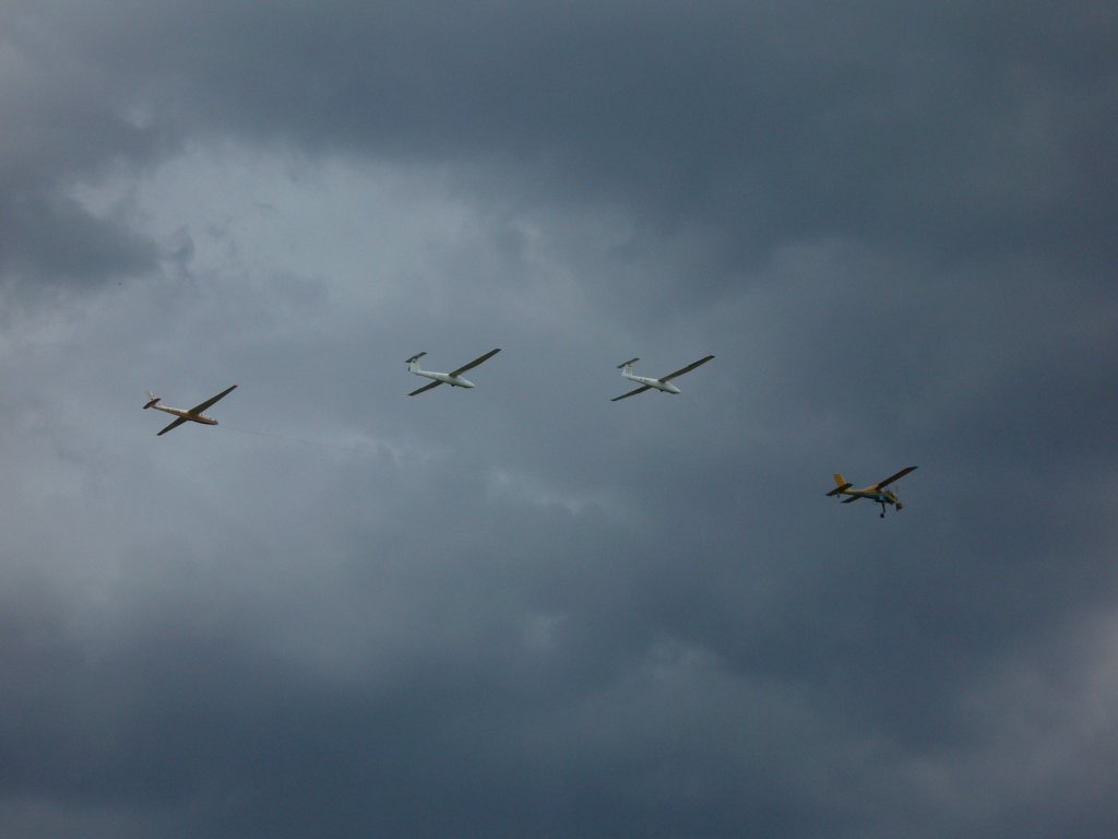 PZL 104 Wilga 35 D-EWRE vom Luftsportverein Gera beim Troikaschlepp mit 2 SZD-30 Pirat und einer SZD-24-4 Foka 4 in EDAJ