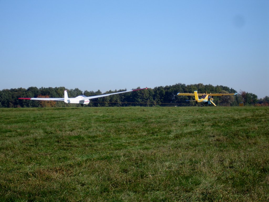 PZL 104 Wilga 35 D-EWRE beim Schlepp eines SZD-9 Bocian 1E D-3941 in Gera EDAJ am 14.10.2007