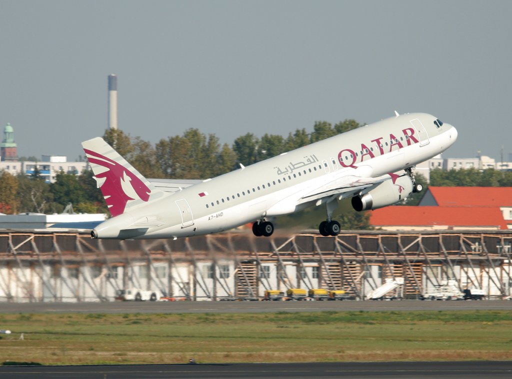 Qatar Airways A 320-232 A7-AHD beim Start in Berlin-Tegel am 25.09.2011