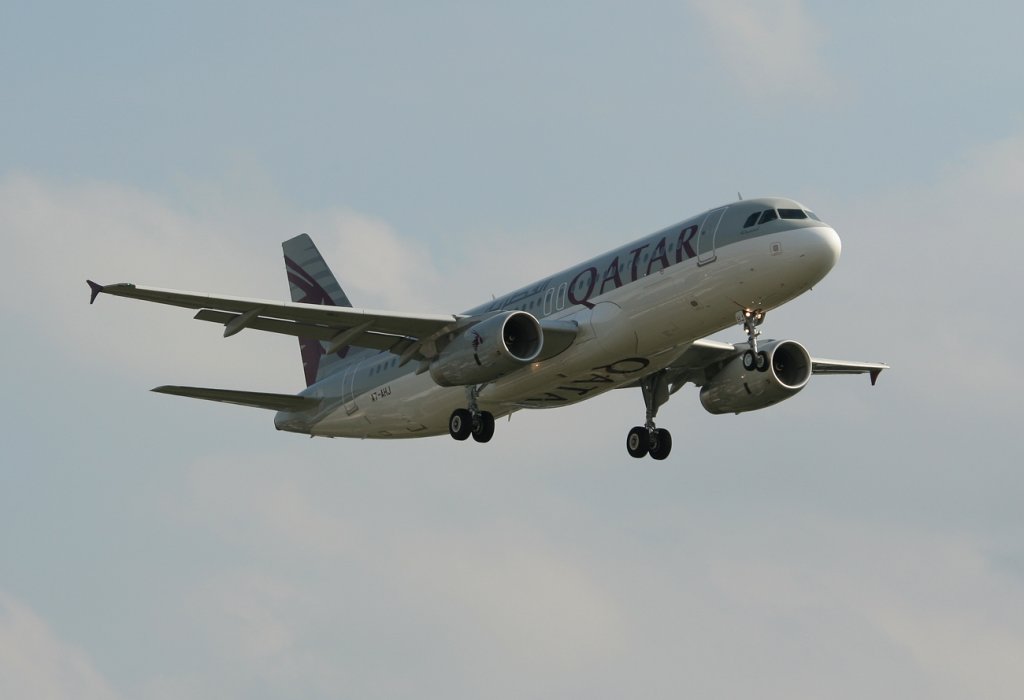Qatar Airways A 320-232 A7-AHJ kurz vor der Landung in Berlin-Tegel am 17.09.2011