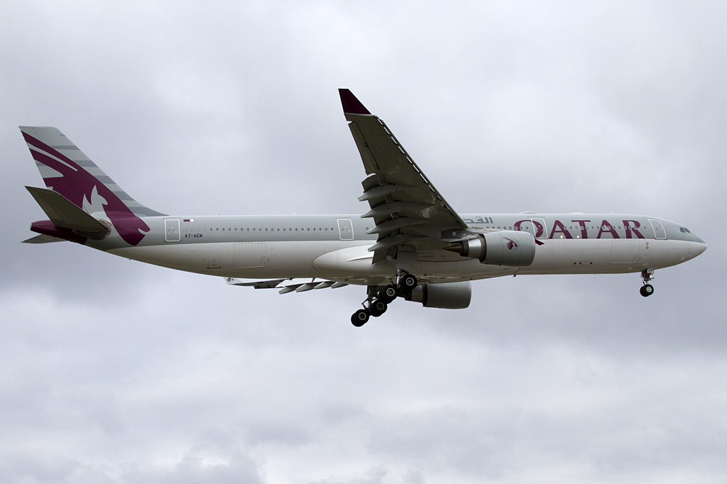 Qatar Airways, A7-AEM, Airbus, A330-202, 02.01.2011, GVA, Geneve, Switzerland



