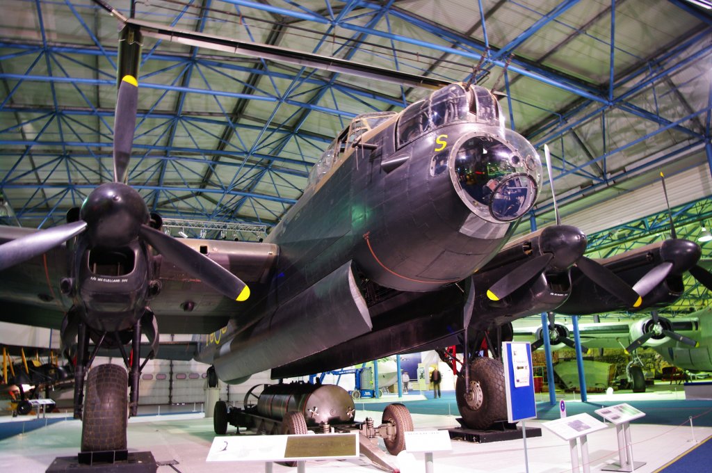 RAF Museum Hendon, Avro Lancaster Bomber, Lnge 21,18 M, Hhe 5,97 M, 
Spannweite 31,09 M, 4 Rolls Royce Merlin XX Motoren, Leergeweicht 
16705 Kg, (03.10.2009)