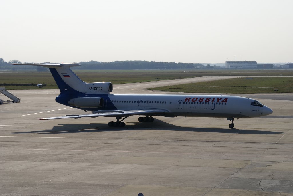  Raritt  Rossija Airlines, Tupolev TU-154M, Kennung: RA-85770 steht bereit zum rollen zur Startbahn in Berlin-Schnefeld am 20.09.2009