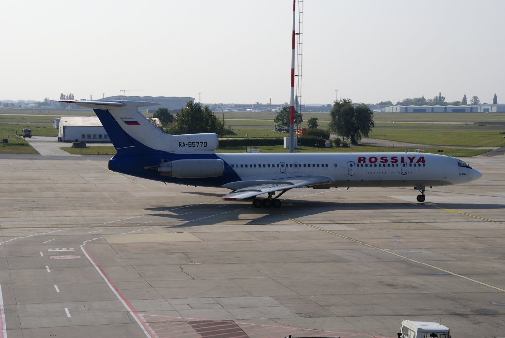  Raritt  Rossija Airlines, Tupolev TU-154M, Kennung: RA-85770 beim rollen zur Startbahn in Berlin-Schnefeld am 20.09.2009