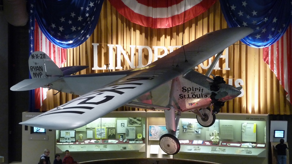 Replica der berhmten  Spirit of St. Louis  im EAA Museum Oshkosh, WI (3.12.10). Gebaut in 90 Tagen ab 26. Oktober 1976 zur Jubilumstour 1977, bekam sie die selbe Nummer  N-X-211  wie die originale Maschine Lindberghs.
