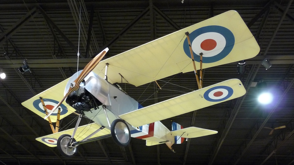 Replika einer  Nieuport 11 , gebaut 2003 von Tom Huntley, im EAA Museum Oshkosh, WI (3.12.10). Das Original wurde 1915 aus der Nieuport 10 als einsitziges Kampfflugzeug entwickelt. Die ersten wurden Anfang 1916 eingesetzt, doch schon Mitte 1916 durch die strkere Niewport 16 ersetzt.