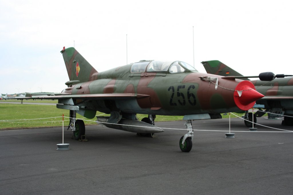Restaurierte Mig-21UM  256 der ehemaligen NVA im Luftwaffenmuseum Berlin-Gatow am 12.05.2010