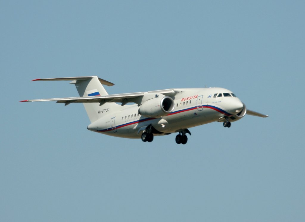 Rossiya An-148-100B RA-61706 bei der Landung in Berlin-Schnefeld am 04.06.2011
