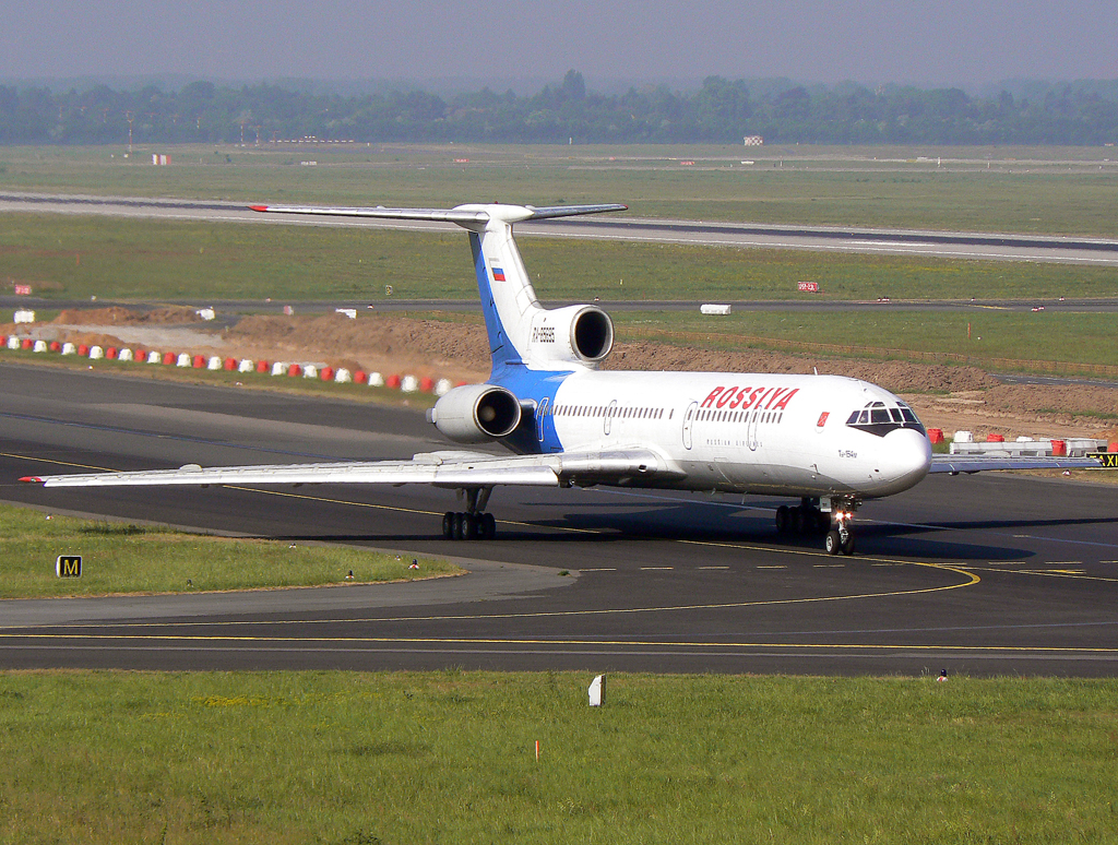 Rossiya Tu-154M RA-85695 auf dem Taxiway zur 23L in DUS / EDDL / Düsseldorf am 06.05.2007