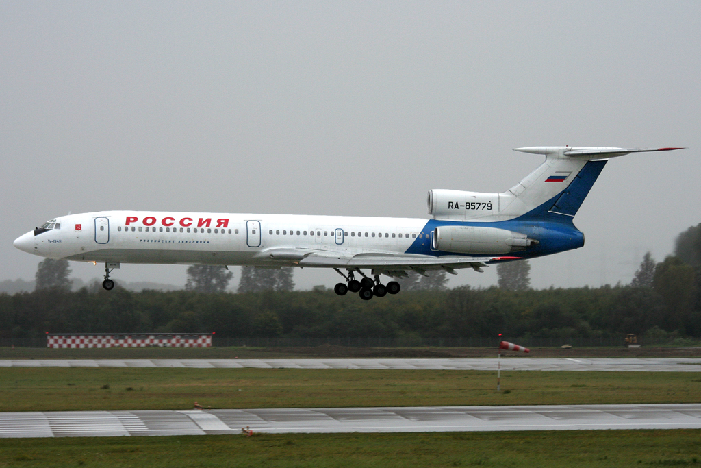 Rossiya Tu-154M RA-85779 kurz vor der Landung auf der 23l in DUS / EDDL / Dsseldorf am 05.10.2008