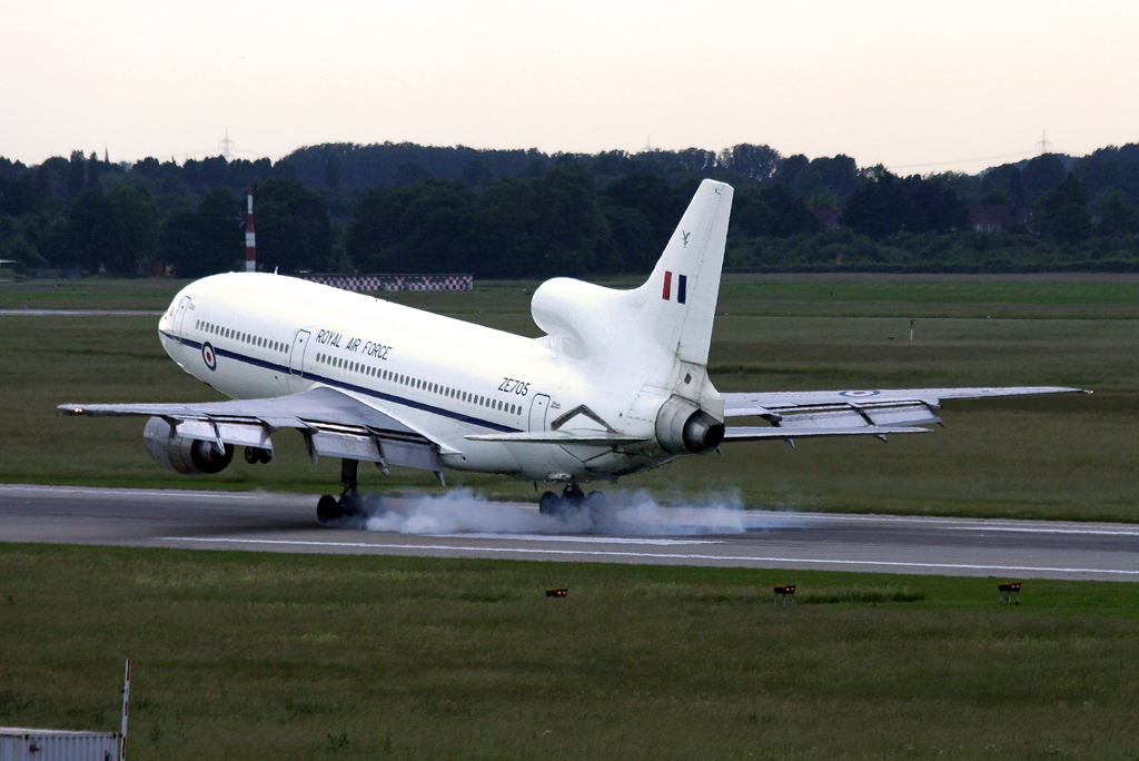 Royal Air Force L-1011 Tristar ZE705 beim Tochdown auf der 23L in DUS / EDDL / Dsseldorf am 01.06.2008