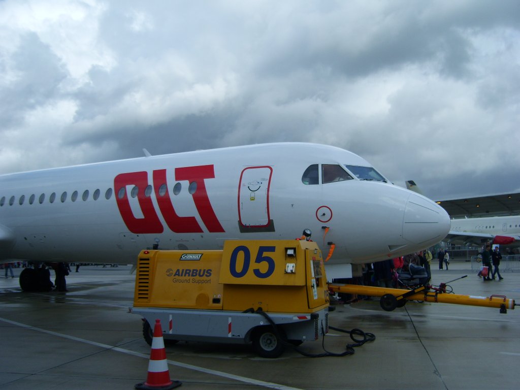 Rumpf der OLT,Fokker 100, D-AOLG. Aufgenommen am 05.09.09.