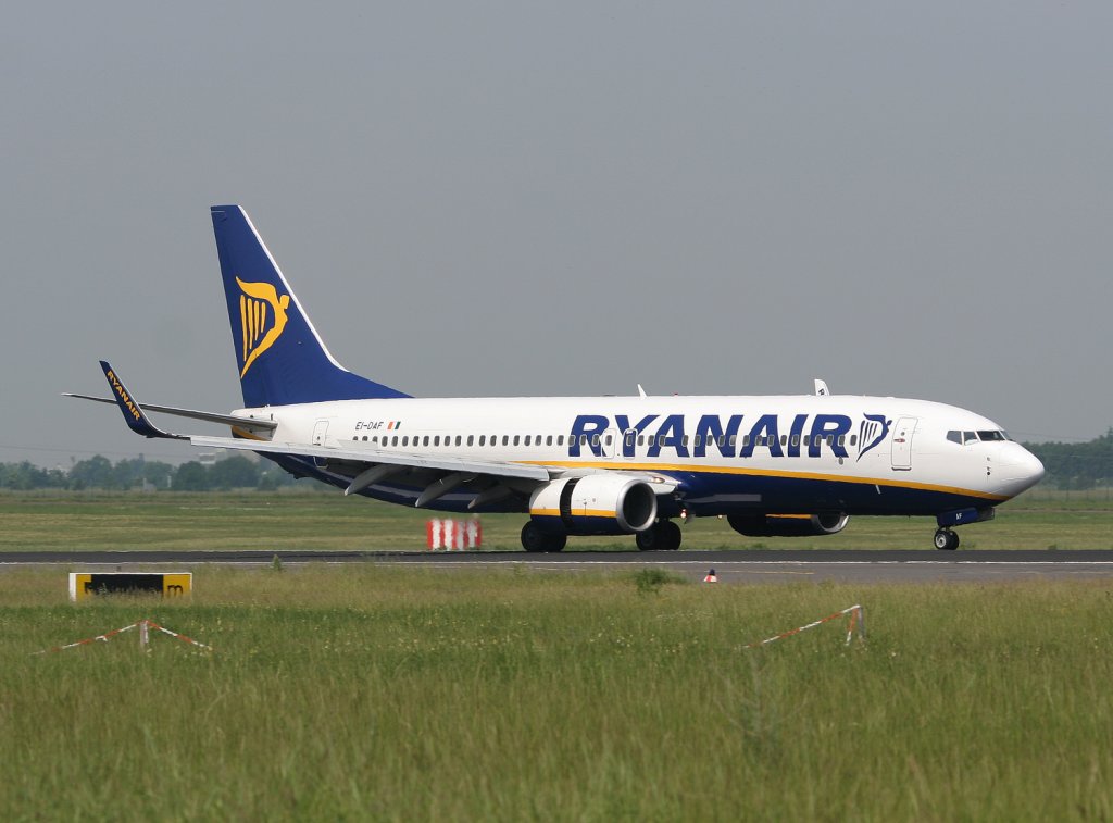 Ryanair B 737-8AS EI-DAF nach der Landung in Berlin-Schnefeld am 10.06.2010