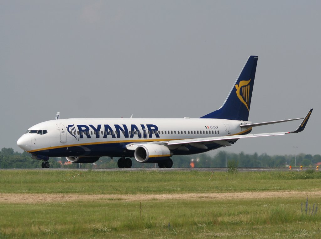 Ryanair B 737-8AS EI-DLV kurz vor dem Start in Berlin-Schnefeld am 10.06.2010