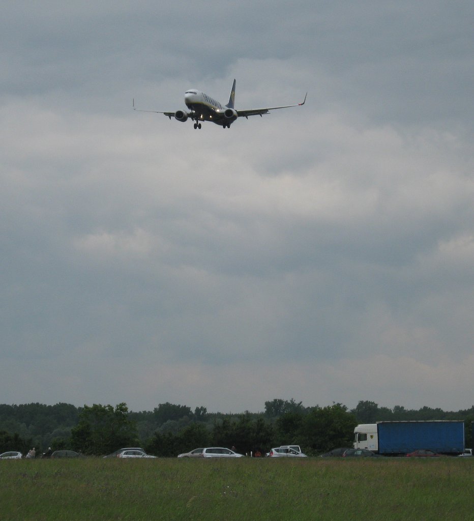 Ryanair-Boeing 737-800 bei der Landung auf dem Baden-Airpark am 31.05.10
