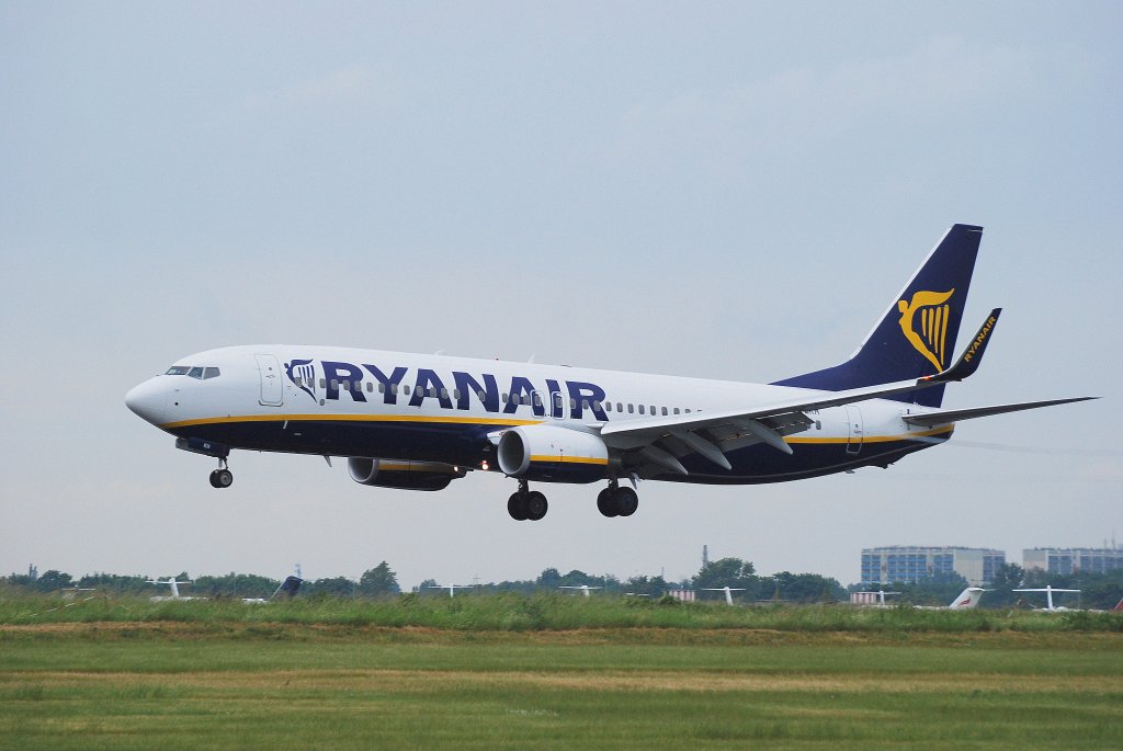 Ryanair Boeing 737-800 bein der Landung in Berlin-Schnefeld am 12.06.10