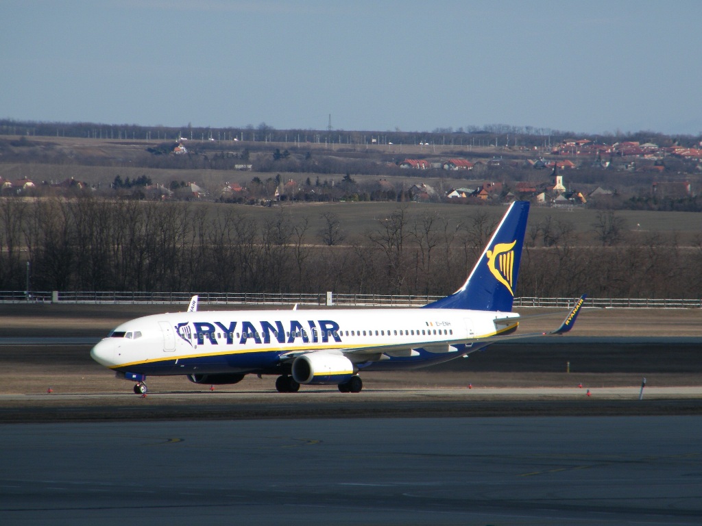 RyanAir Boeing 737 800 landet am Flughafen Budapest-Ferihegy, am 25. 02. 2012. 