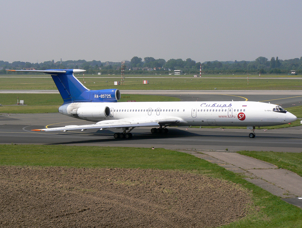 S7 / Sibir Tu-154M RA-85725 auf dem Taxiway zur 23L in DUS / EDDL / Düsseldorf am 12.08.2007