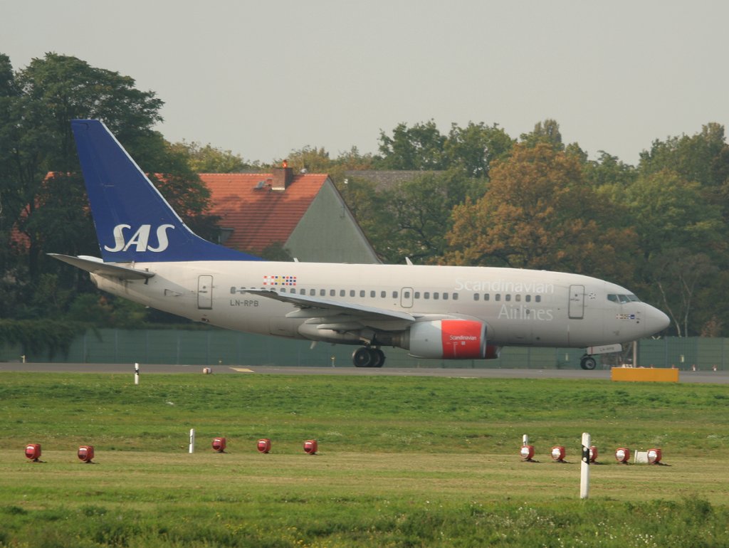 SAS B 737-683 LN-RPB kurz vor dem Start in Berlin-Tegel am 04.10.2011
