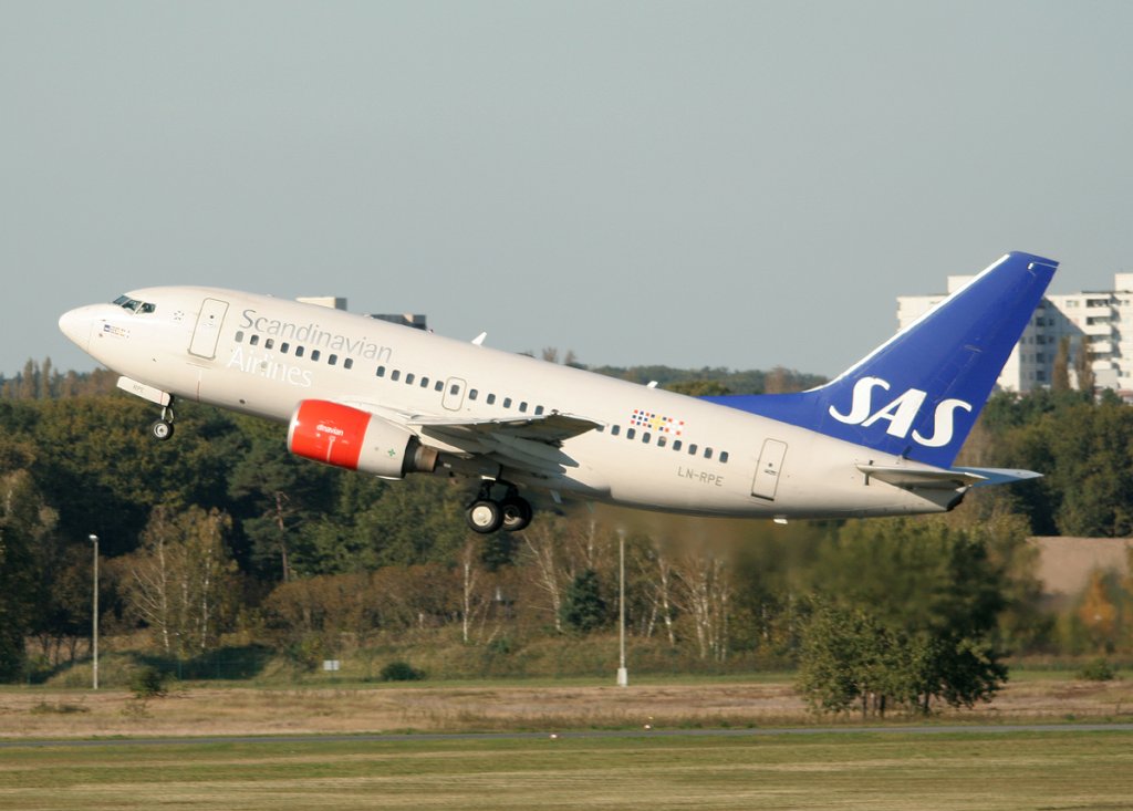 SAS B 737-683 LN-RPE beim Start in Berlin-Tegel am 15.10.2011
