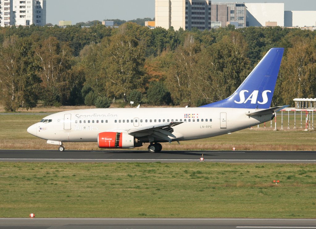 SAS B 737-683 LN-RPE nach der Landung in Berlin-Tegel am 15.10.2011