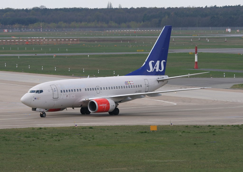 SAS B 737-683 LN-RRO bei der Ankunft in Berlin-Tegel am 16.04.2011