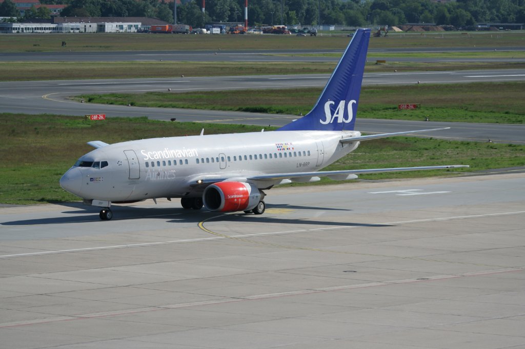 SAS B 737-683 LN-RRP bei der Ankunft in Berlin-Tegel am 03.06.2010