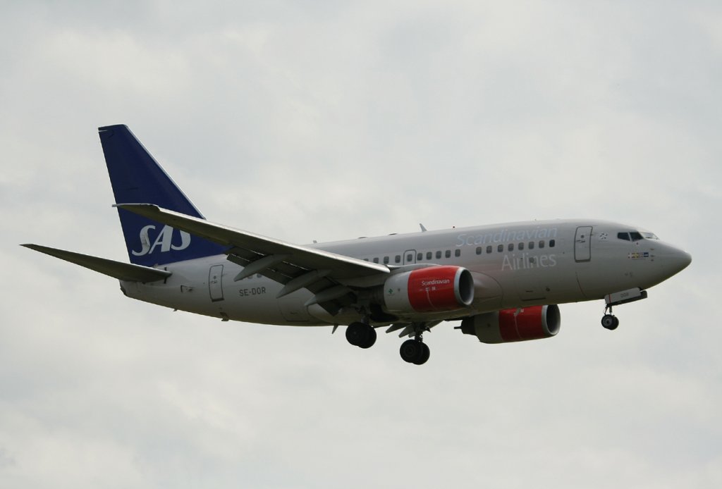 SAS B 737-683 SE-DOR kurz vor der Landung in Berlin-Tegel am 18.06.2011