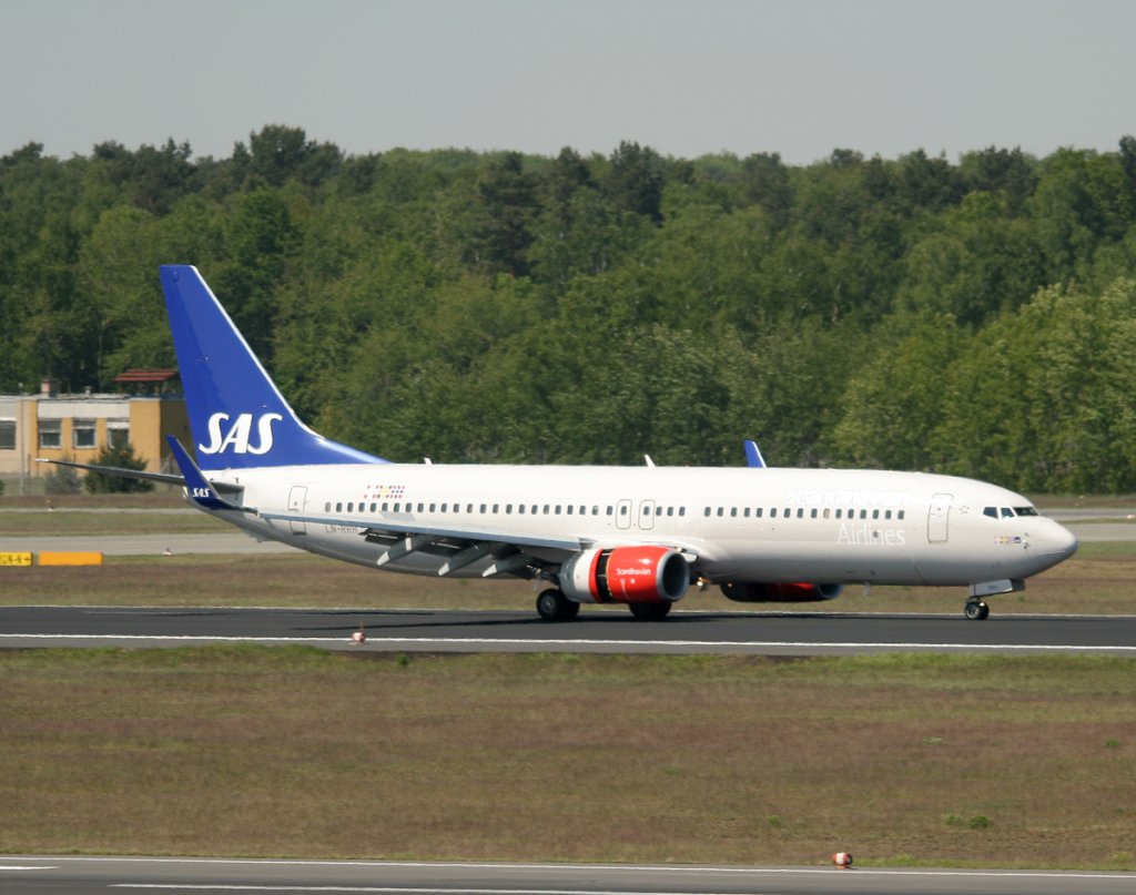 SAS B 737-883 LN-RRH nach der Landung in Berlin-Tegel am 07.05.2011