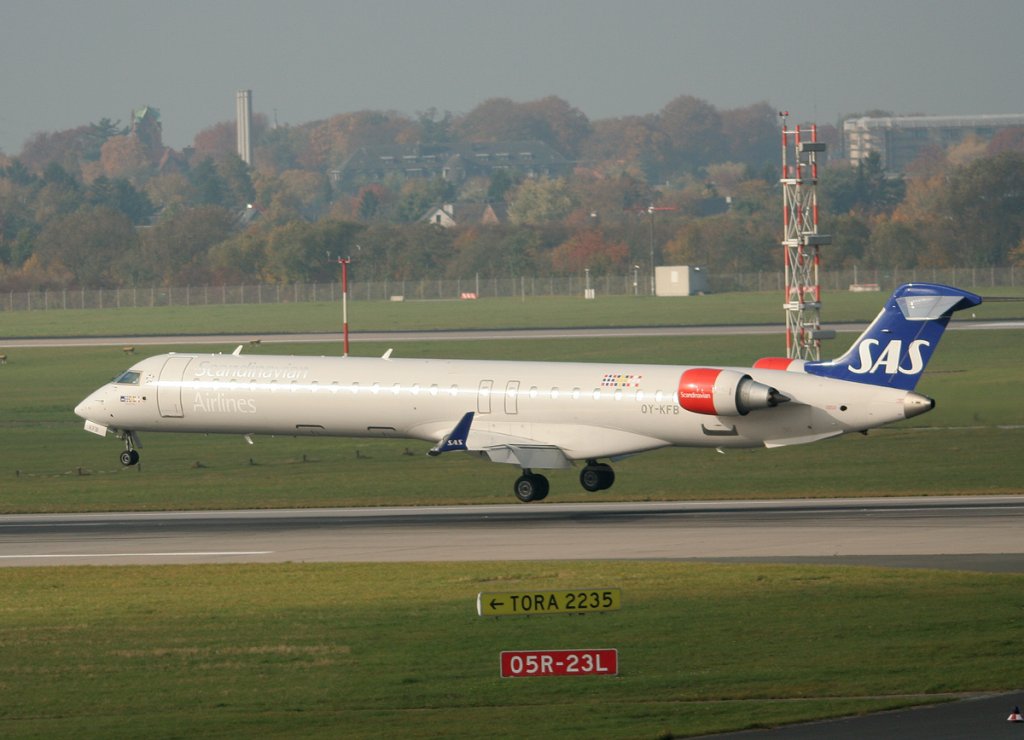 SAS Canadair Regjet CRJ900 OY-KFB bei der Landung in Dsseldorf am 31.10.2011