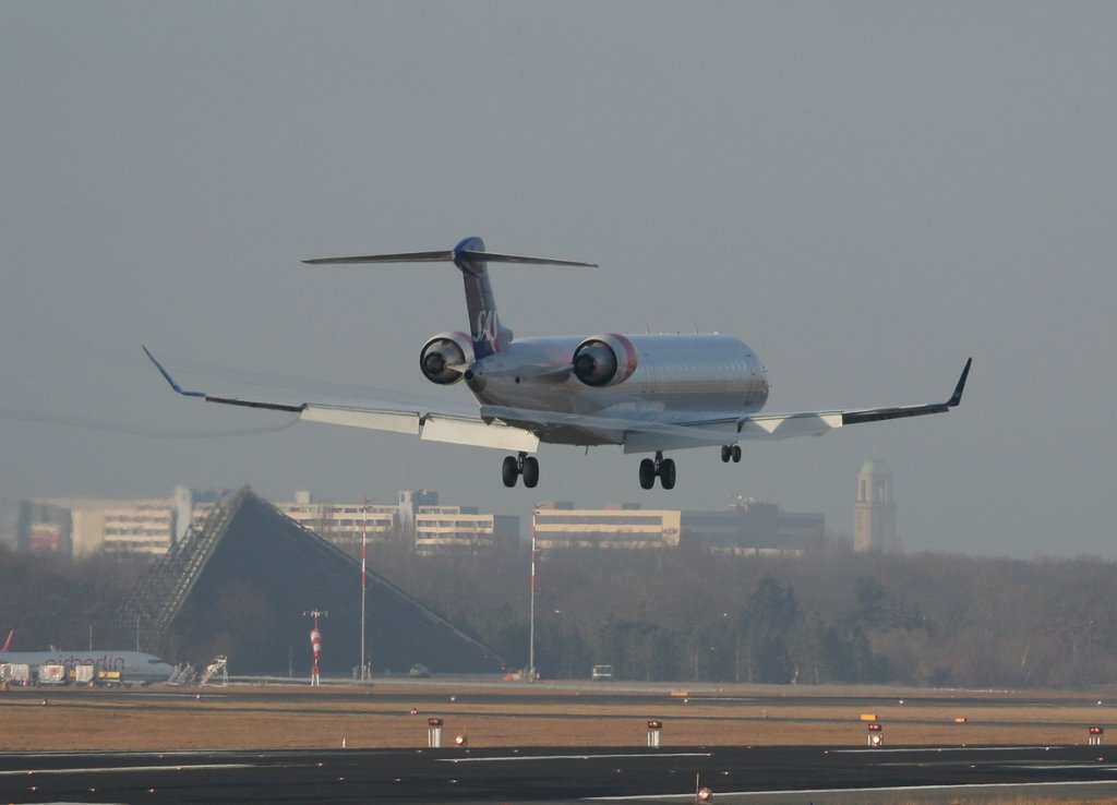 SAS Canadair Regjet CRJ900 OY-KFB bei der Landung in Berlin-Tegel am 09.03.2012