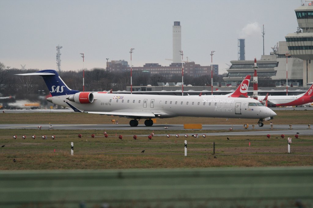 SAS Canadair Regjet CRJ900 OY-KFG auf dem Weg zum Start in Berlin-Tegel am 16.01.2011