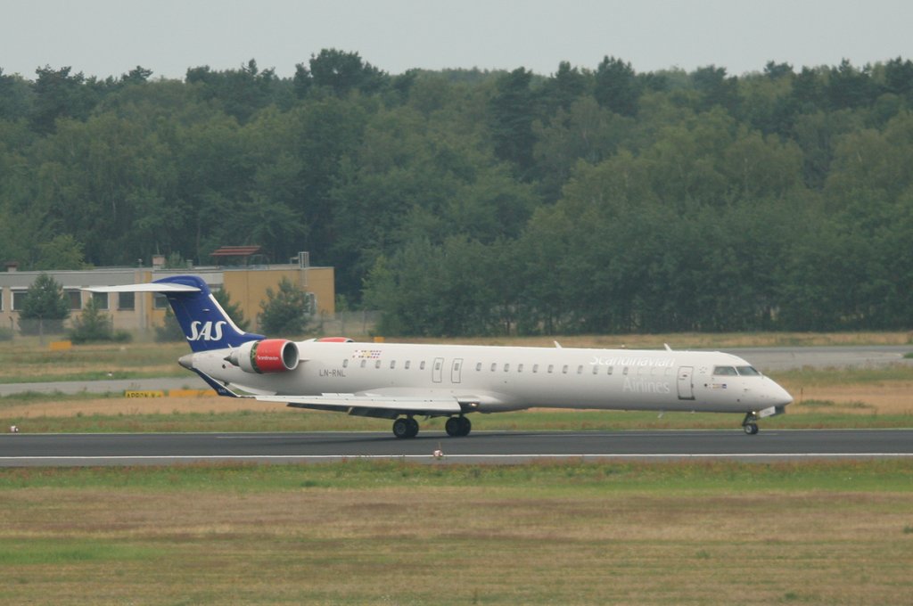 SAS Canadair Regjet CRJ900ER LN-RNL nach der Landung in Berlin-Tegel am 03.07.2012