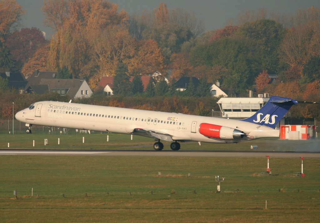 SAS MD 81 LN-RMT bei der Landung in Dsseldorf am 31.10.2011