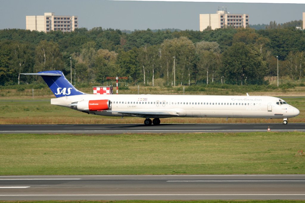 SAS MD 81 LN-RMT nach der Landung in Berlin-Tegel am 25.09.2011