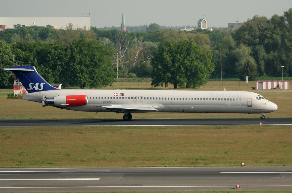 SAS MD 82 LN-RMM nach der Landung in Berlin-Tegel am 22.05.2012