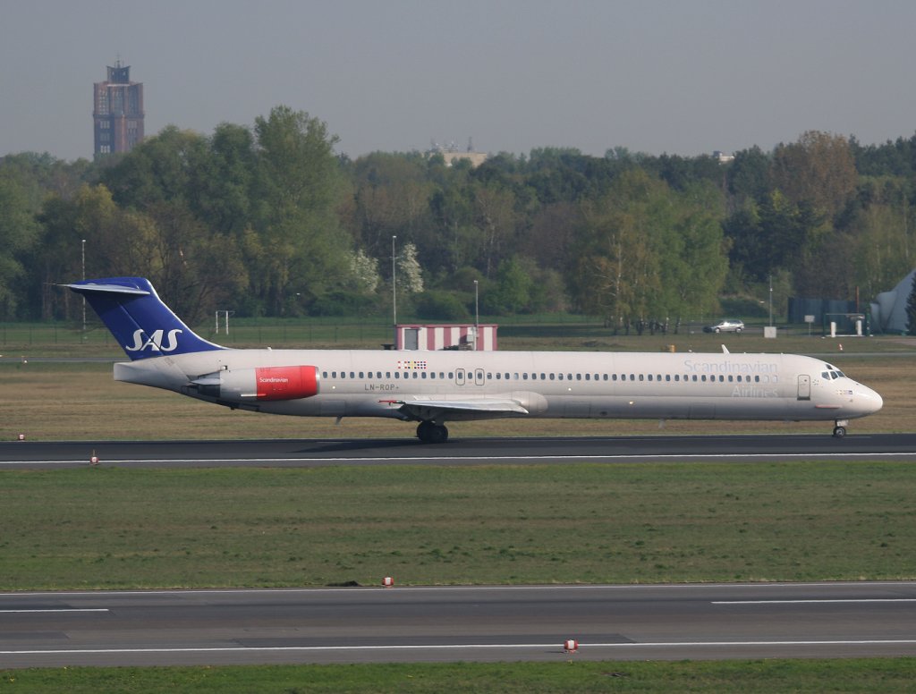 SAS MD 82 LN-ROP nach der Landung in Berlin-Tegel am 21.04.2011