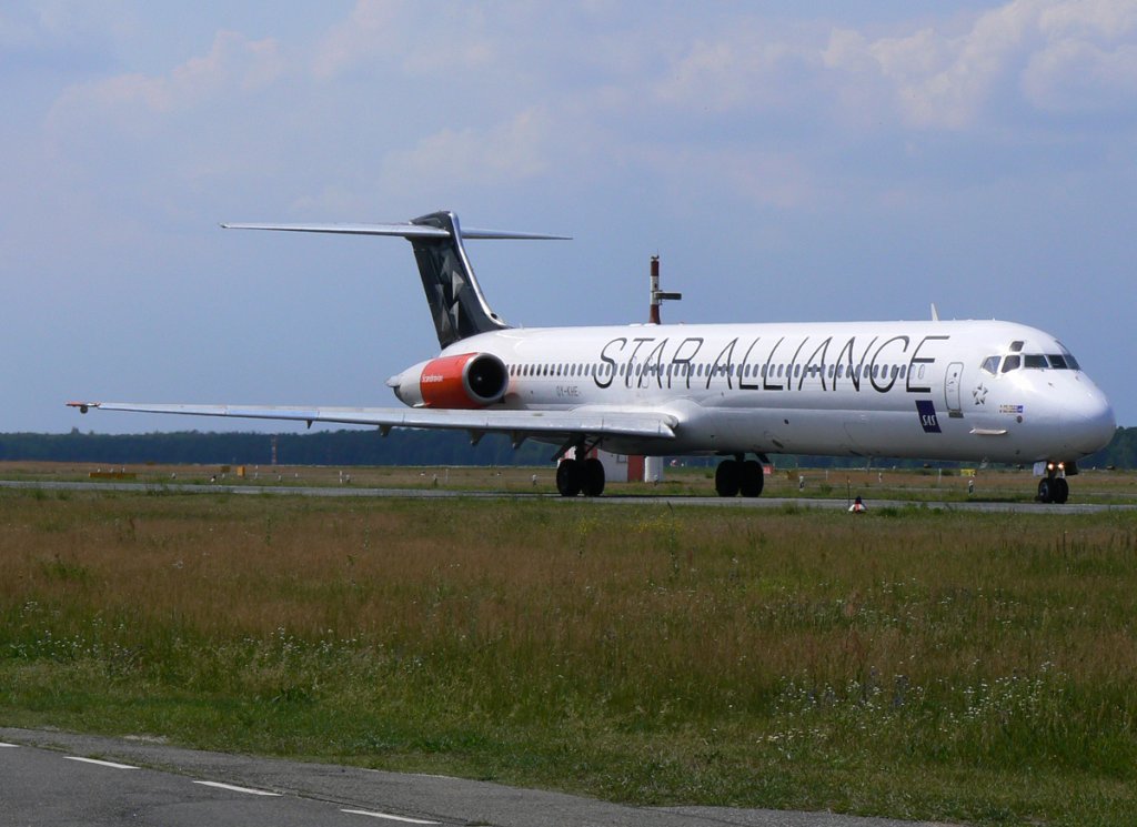 SAS MD-82 OY-KHE auf dem Weg zum Start in Berlin-Tegel am 10.06.2011