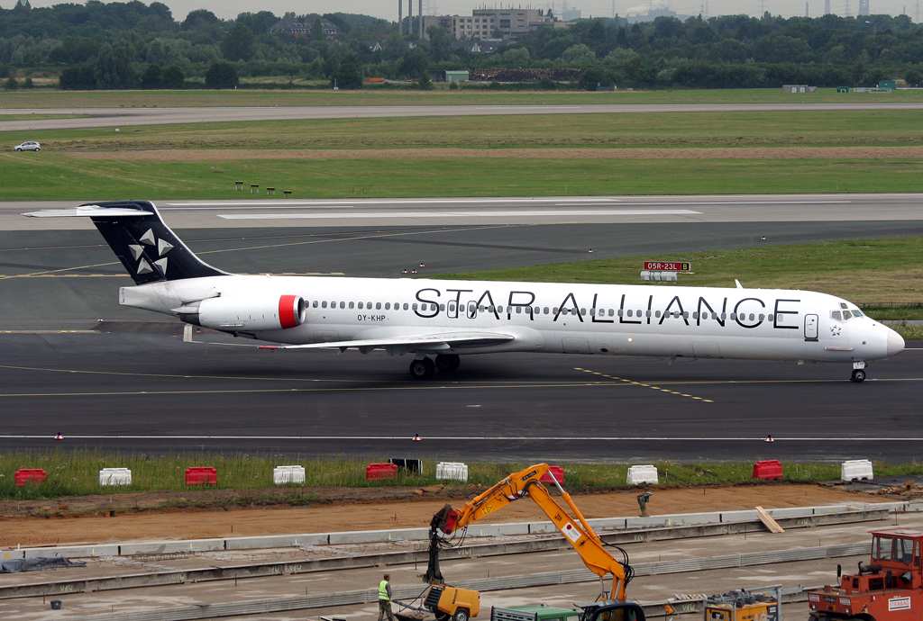 SAS Star Alliance MD81 OY-KHP verlsst die 23L in DUS / EDDL / Dsseldorf am 13.07.2008  